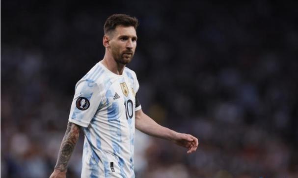 秦昊生日聚会,友人同庆,中分头抢眼,